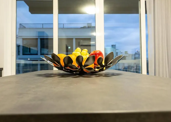 Beautiful Modern Central 2Br Apt