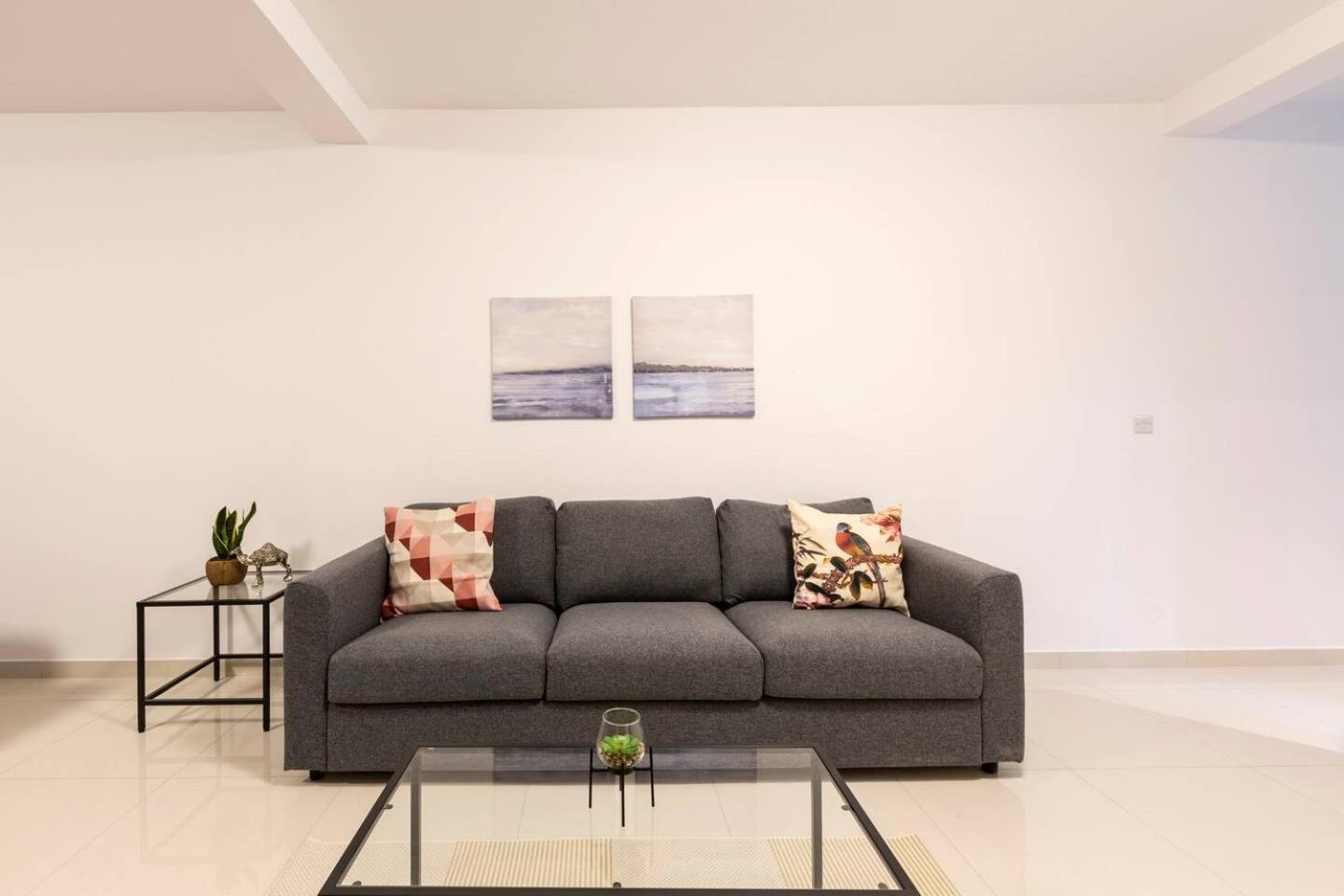 Beautiful Modern 2br *