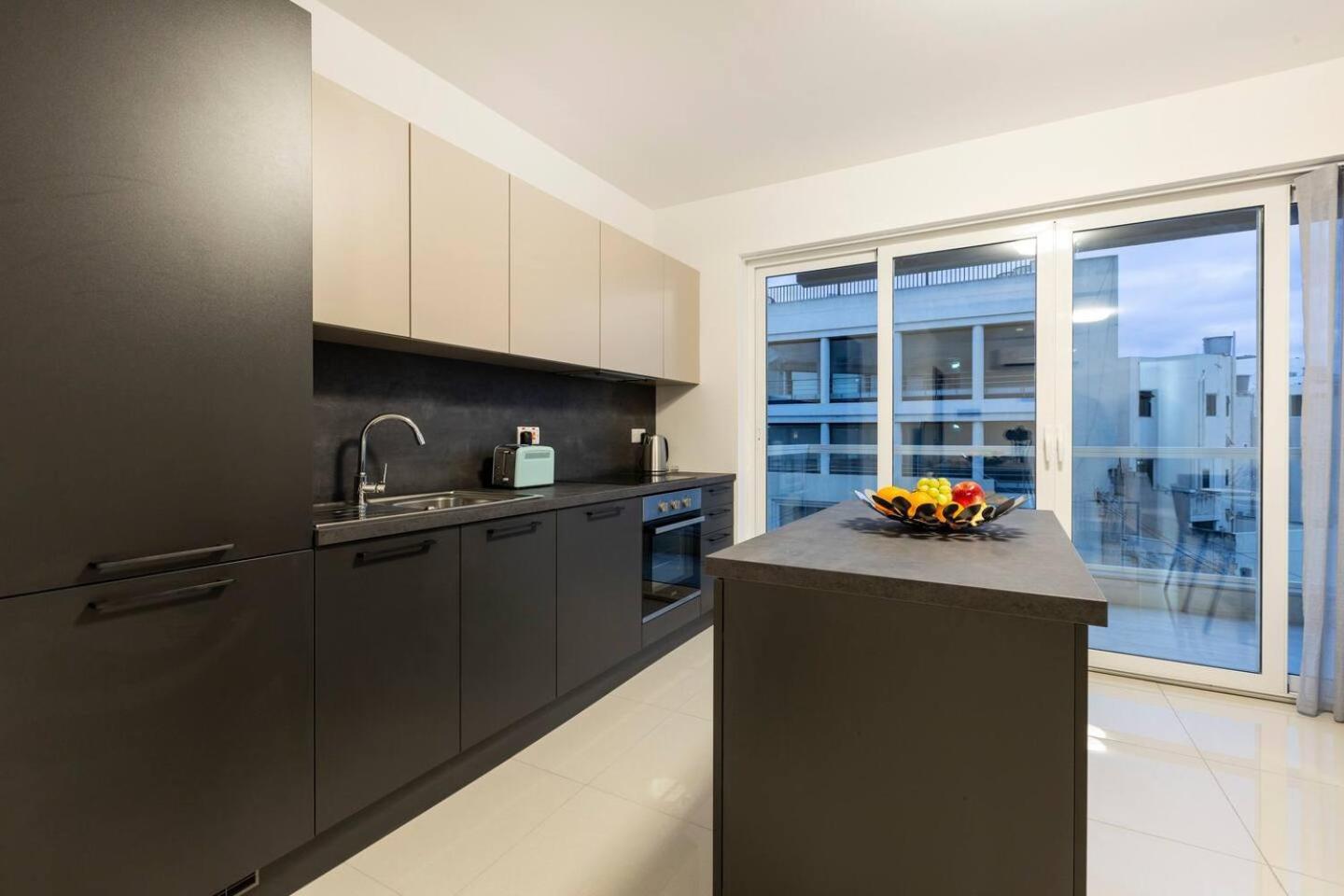 Beautiful Modern 2br *